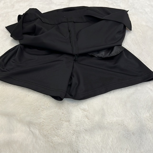 Lady Hagen Black size 6 skort, has pockets perfect for a round of golf - Picture 10 of 16